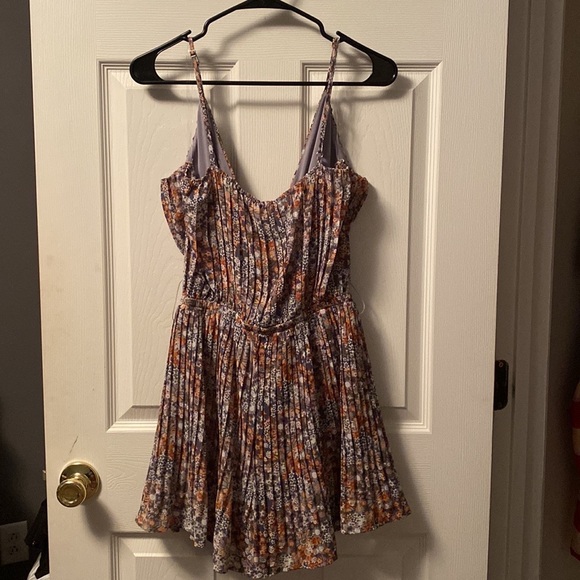 Cute romper for the summer! Brand new…. Size: M - Picture 4 of 4